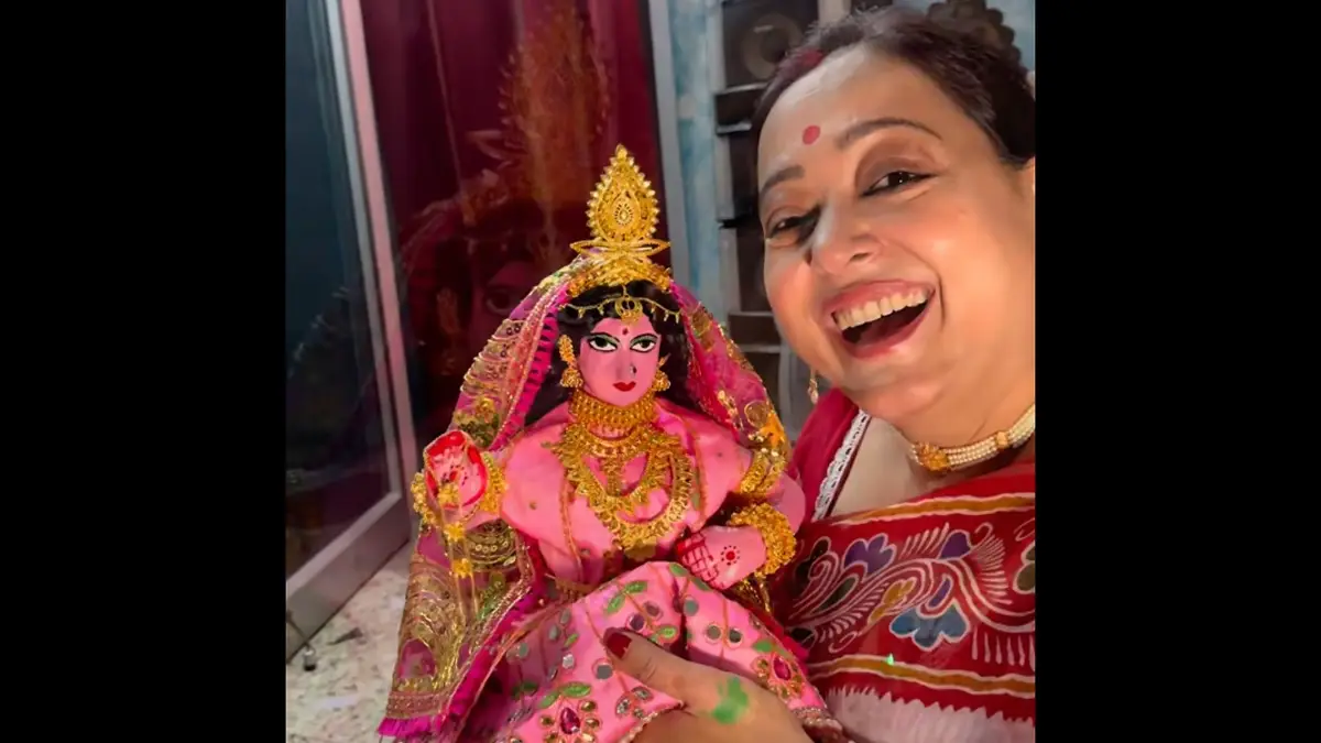 Kojagori Lakshmi Puja 2025: শাড়ি পরিয়ে, গয়নায় সাজিয়ে মা লক্ষ্মীর রূপ প্রকাশ করলেন অপরাজিতা আঢ্য, দেখুন ভিডিয়ো