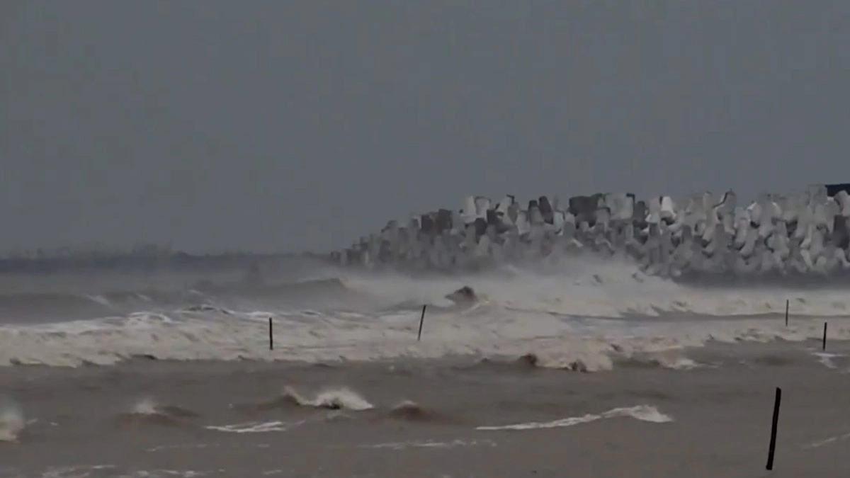 Cyclone Montha: আকাশ কালো, ঘূর্ণিঝড়ের 'ল্যান্ডফলের' আগেই যেন গিলতে আসছে সমুদ্র, দেখুন ভিডিয়ো