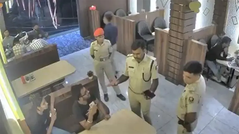 Shocking Video: রেস্তোরাঁয় বসে থাকা ভাই, বোনের উপর চোটপাট, চিৎকার, পুলিশের ব্যবহার ঘিরে প্রশ্ন, তারপর যা হল...