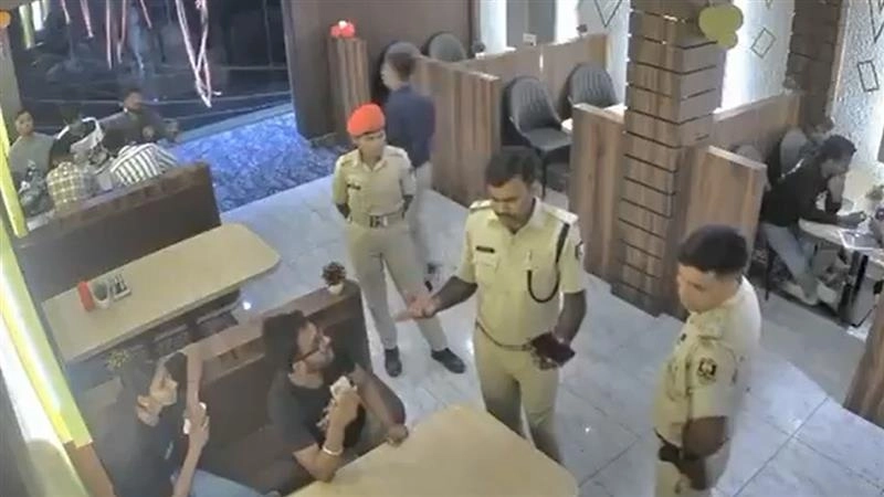 Shocking Video: রেস্তোরাঁয় বসে থাকা ভাই, বোনের উপর চোটপাট, চিৎকার, পুলিশের ব্যবহার ঘিরে প্রশ্ন, তারপর যা হল...