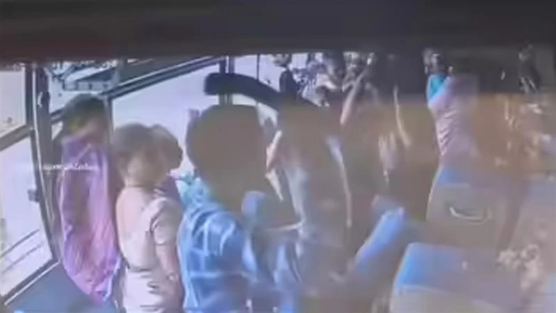 Mumbai Viral Video: চলন্ত বাসে উঠে যাত্রীদের ছুরির কোপ, ভাইরাল মত্ত যুবকের কাণ্ড