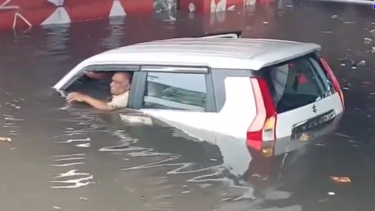 Video: বৃষ্টির জলে ভাসছে গাড়ি, দরজার ভিতরে বন্ধ প্রৌঢ়, ভাইরাল ভিডিয়ো
