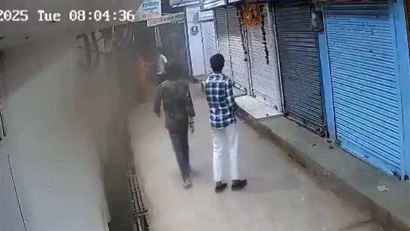 Shocking Video: মন্দিরে যাওয়ার পথে 'ঘোর বিপদ', দেখুন কী হল এই মহিলার সঙ্গে কী হল