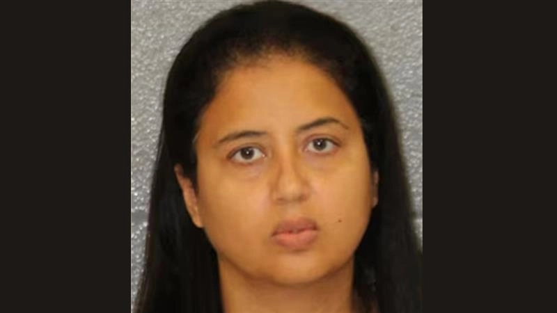 Woman Attacks Husband: বাড়ি পরিষ্কার না করায় স্বামীকে ছুরির কোপ, গ্রেফতার সহকারী শিক্ষিকা