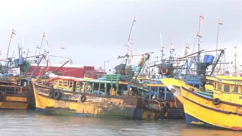 Cyclone Montha Effect On West Bengal Weather: ঘূর্ণিঝড়ের ল্যান্ডফল বাংলা থেকে বহু দূরে হলেও দুই বঙ্গে বৃষ্টির সম্ভাবনার কথা জানাল আলিপুর আবহাওয়া দফতর।