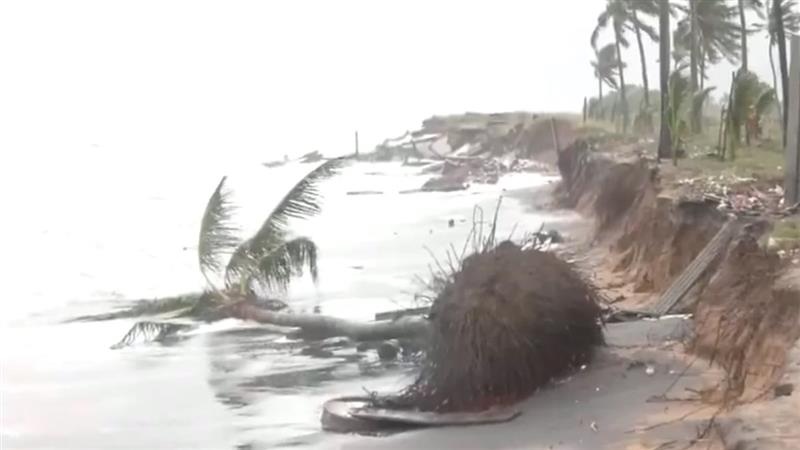 Cyclone Montha: ঘূর্ণিঝড় মন্থার 'ল্যান্ডফল' শুরু হল, ভয়ে কাঁটা অন্ধ্র, মানুষ কাঁপছে আতঙ্কে