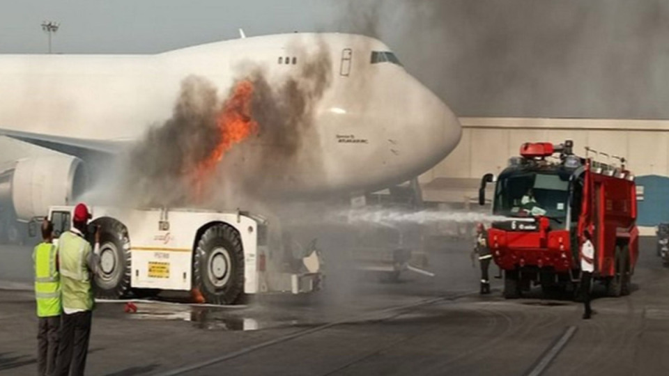 Fire At Delhi Airport: বিমানের সামনে যাত্রীবাহী বাসে আগুন, কালো ধোঁয়ায় ঢাকল রানওয়ে চত্বর