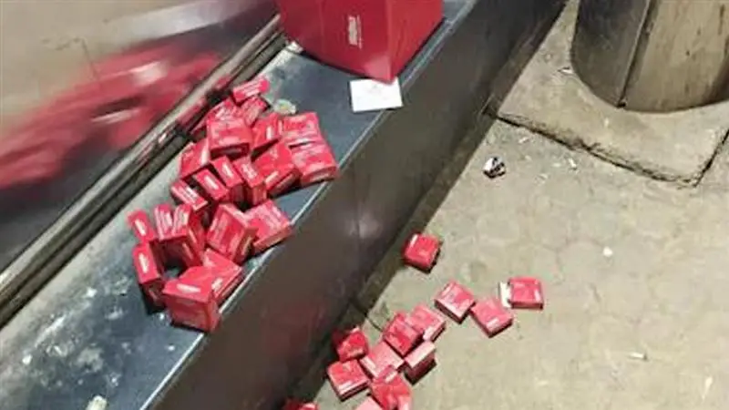 Delhi Metro: মেট্রো থেকে উদ্ধার প্যাকেট প্যাকেট কন্ডোম, ভাইরাল ছবি