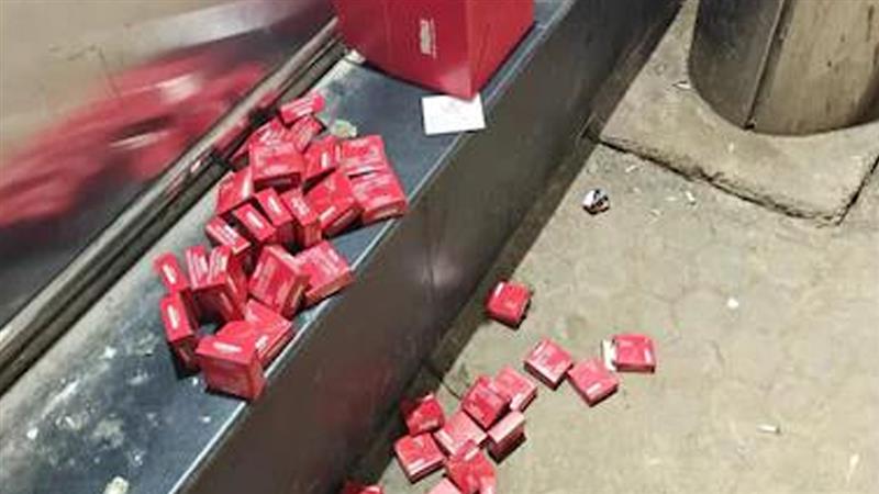 Delhi Metro: মেট্রো থেকে উদ্ধার প্যাকেট প্যাকেট কন্ডোম, ভাইরাল ছবি