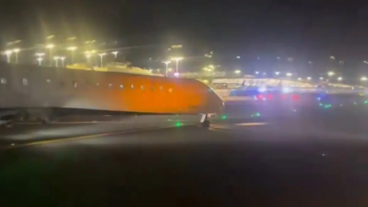 Two Planes Collide Video: একটি বিমানকে ধাক্কা দিল অন্যটি, দুই উড়ানের ডানা ভেঙে দুমড়ে গেল, দেখুন ভয়াবহ দুর্ঘটনার ভিডিয়ো