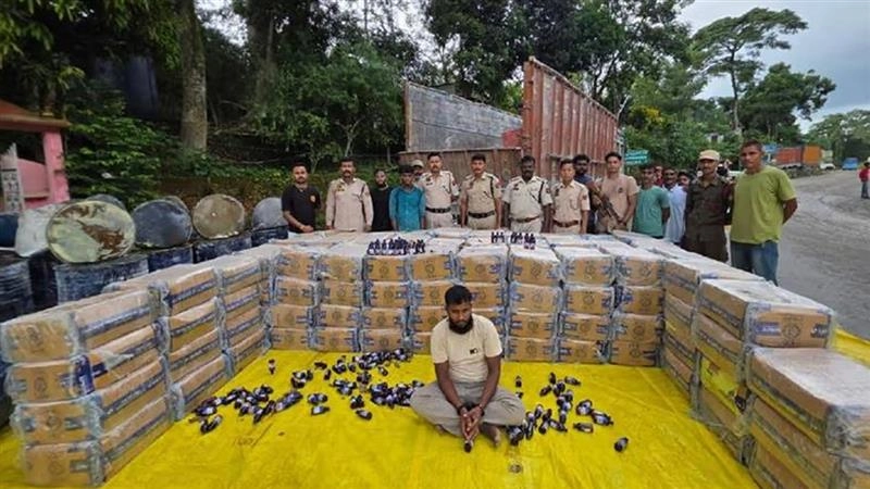 Cough Syrup Seized: পুলিশি অভিযানে উদ্ধার কোটি টাকা মূল্যের নেশাজাতীয় কফ সিরাপ, আটক ১