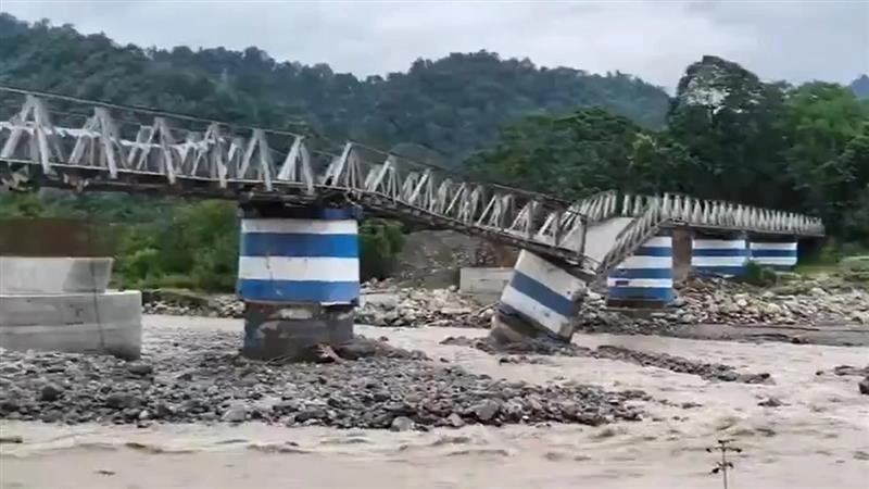North Bengal Flood: ভয়াবহ বন্যায় ভেঙে পড়েছে দুধিয়া সেতু, দেখুন উত্তরবঙ্গের লণ্ডভণ্ড অবস্থার চিহ্ন