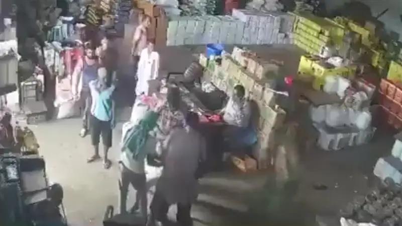 Heart Attack Viral Video: চেয়ারে বসে হার্ট অ্যাটাকে মৃত্যু, যন্ত্রণায় ছটফট করলেও ফিরেও তাকেলন না ফোনে মগ্ন সহকর্মীরা