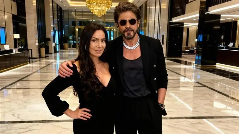Kendra Lust Meet Shah Rukh Khan? পর্নস্টার কেন্দ্রা লাস্টের সঙ্গে শাহরুখ খান? অ্যাডাল্ট ফিল্মস্টারের কাধে হাত দিয়ে ছবি তুললেন বাদশা খান?