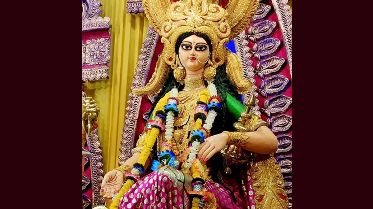 Kojagori Lakshmi Puja 2025: কোন কোন ফুলে তুষ্ট মা লক্ষ্মী করবেন ধনবর্ষা আপনার উপর, দেখুন