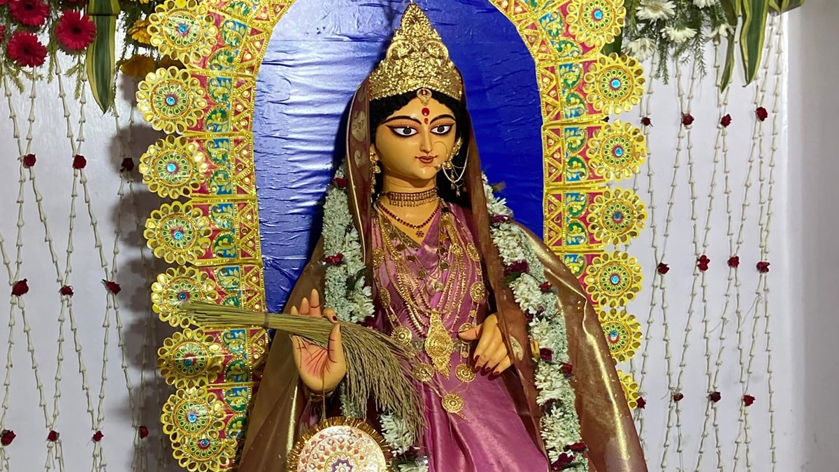 Kojagiri Purnima 2025: কোজাগরী পূর্ণিমায় এই কাজগুলি করুন অবশ্যই, লক্ষ্মীদেবীর আশীর্বাদে পরিপূর্ণ হয়ে যাবেন আপনি