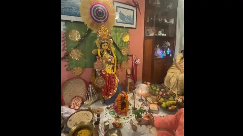 Kojagori Lakshmi Puja 2025: ধনদেবীর আরাধনা বাংলার প্রতি ঘরে, টলি তারকাদের বাড়ির লক্ষ্মী পুজোর ভিডিয়ো, মহানায়কের বাড়ির ঠাকুর বরণ কেমন হল দেখুন