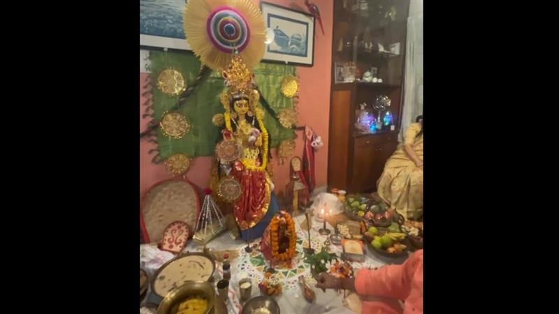 Kojagori Lakshmi Puja 2025: ধনদেবীর আরাধনা বাংলার প্রতি ঘরে, টলি তারকাদের বাড়ির লক্ষ্মী পুজোর ভিডিয়ো, মহানায়কের বাড়ির ঠাকুর বরণ কেমন হল দেখুন