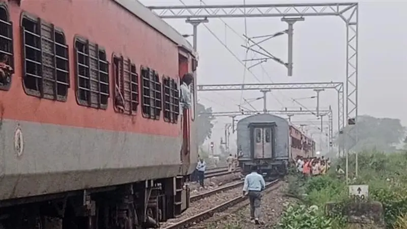 Express Train Splits Into 2: রেললাইনের উপর হঠাৎ ২ ভাগ হয়ে গেল এক্সপ্রেস ট্রেন, দেখুন ভয়াবহ ছবি