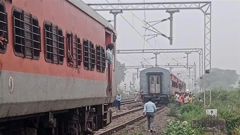 Express Train Splits Into 2: রেললাইনের উপর হঠাৎ ২ ভাগ হয়ে গেল এক্সপ্রেস ট্রেন, দেখুন ভয়াবহ ছবি