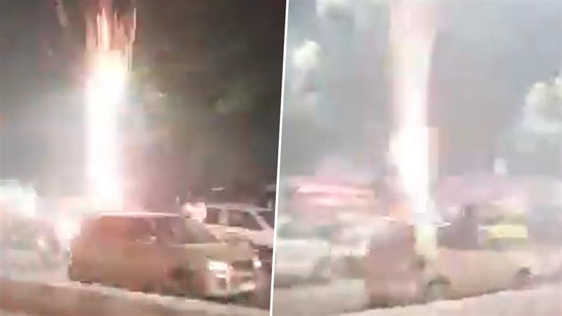 Lucknow Viral Video: চলন্ত গাড়ির ছাদে উঠে দেদার বাজি ফাটানো, ভাইরাল ভিডিয়ো ঘিরে শোরগোল