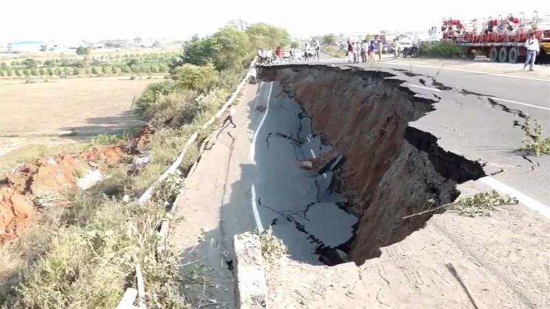 Video: রাস্তা ফুঁড়ে উঠে এল 'পাতাল দানব', দেখুন ভিডিয়ো