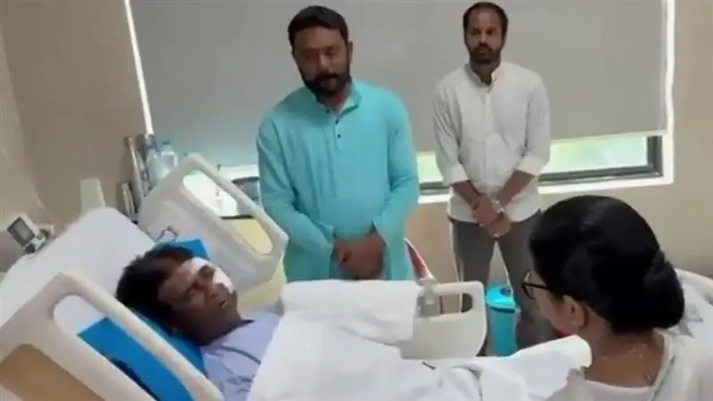 Mamata Banerjee: বিজেপির আহত সাংসদ খগেন মুর্মুকে দেখতে হাসপাতালে চলে গেলেন মুখ্যমন্ত্রী, দেখুন সৌজন্যের রাজনীতির ভিডিয়ো