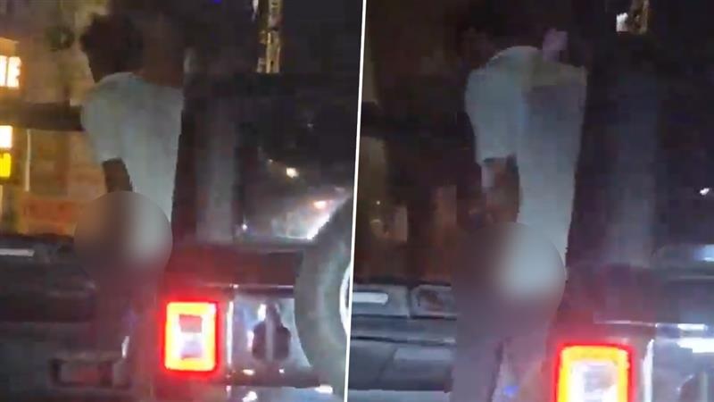 Man Urinates From Moving Car: চলন্ত থরের দরজা খুলে প্রাস্রাব, গুরুগ্রাম থেকে চমকে ওঠা ভিডিয়ো প্রকাশ্যে