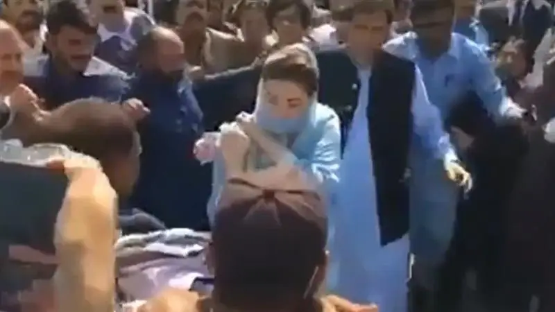 Pakistan Is Burning Video: জ্বলছে পাকিস্তান, পাঞ্জাব প্রদেশে প্রধানমন্ত্রীর ভাইজি মারিয়মের পোশাক ছিঁড়ে দেওয়া হল, দেখুন নওয়াজ়-কন্যার কী দশা