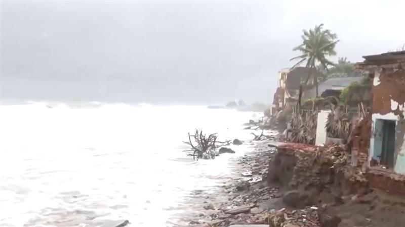 Cyclone Montha: উত্তাল সমুদ্র, বঙ্গোপসাগরের ঢেউয়ের আঘাতে ভাঙছে বাড়ি, ঘর, মন্থার 'ল্যান্ডফলের' আগেই বিভীষিকা দেখুন