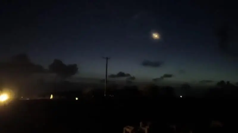 Shocking Video: আকাশে ভেসে বেড়াচ্ছে রহস্যজনক কিছু? দেখে ভয়ে কাঁটা মানুষ, ভাইরাল ভিডিয়ো