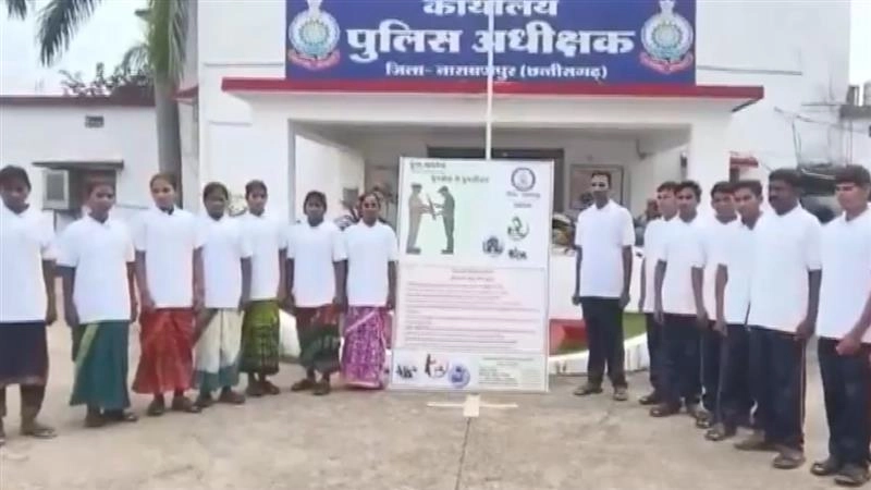 Naxalites Surrendered: মাথার দাম ৭০ লক্ষ, অস্ত্রসস্ত্র সমেত আত্মসমর্পণ ১৬ মাওবাদী নেতার