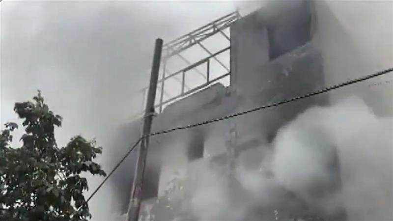 Noida Fire: মঙ্গল ভোরে ভয়াবহ অগ্নিকাণ্ড, পুড়ে ছাই বেসরকারি কোম্পানি