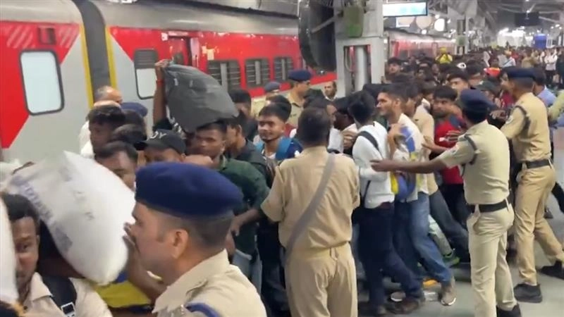 Train Video: দীপাবলির পর পরিযায়ীরা ফিরছেন কাজের জায়গায়, স্টেশন উপচে পড়ছে, দেখুন ভিড়ে ঠাসা ট্রেনের কী দশা
