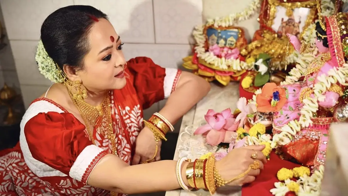 Kojagori Lakshmi Puja 2025: আকাশে পূর্ণ চন্দ্রের উদয় হতেই মা লক্ষ্মীর পুজো অপরাজিতা আঢ্যর, বললেন, 'লক্ষ্মী থাকুক অন্তর জুড়ে'