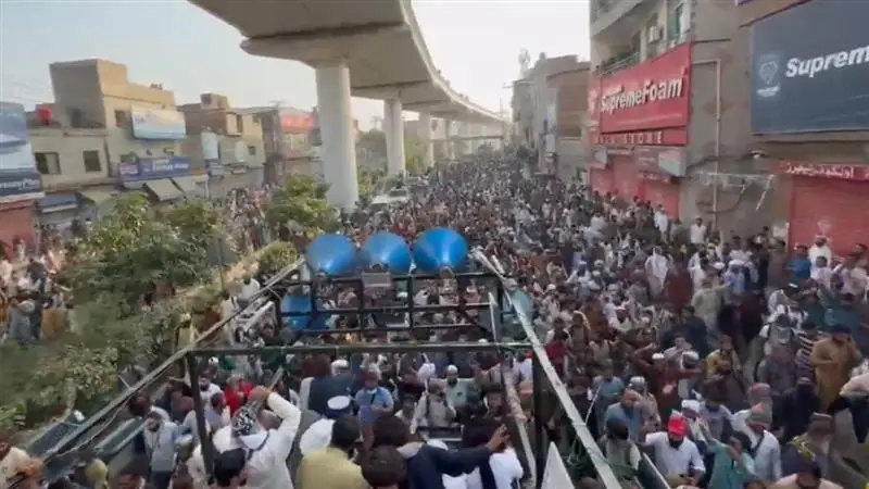 Pakistan Unrest: প্যালেস্তাইনপন্থীদের মিছিলে ফুটছে পাকিস্তান, টিয়ার গ্যাস ছুঁড়ছে পুলিশ, দেখুন ভিডিয়ো