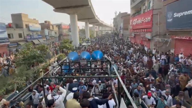 Pakistan Unrest: প্যালেস্তাইনপন্থীদের মিছিলে ফুটছে পাকিস্তান, টিয়ার গ্যাস ছুঁড়ছে পুলিশ, দেখুন ভিডিয়ো