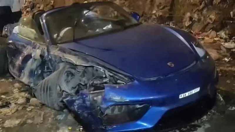 Mumbai Accident: বিএমডব্লিউয়ের সঙ্গে রেস, ডিভাইডারে ধাক্কা মেরে দুর্ঘটনার কবলে বিলাসবহুল পোর্সে