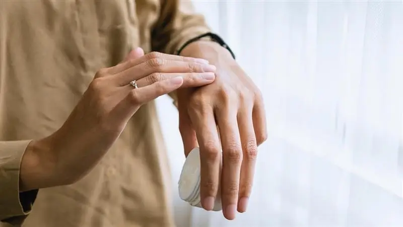 Skin Tips: শীত পড়ছে, শুষ্ক ত্বক ভাল করতে প্রয়োজনীয় টিপস, দেখে নিন চটপট