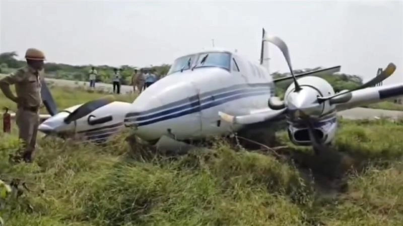 Video: উত্তরপ্রদেশে ঝোপঝাড়ে ভেঙে পড়ল বেসরকারি চাটার্ড বিমান, দেখুন ভিডিয়ো