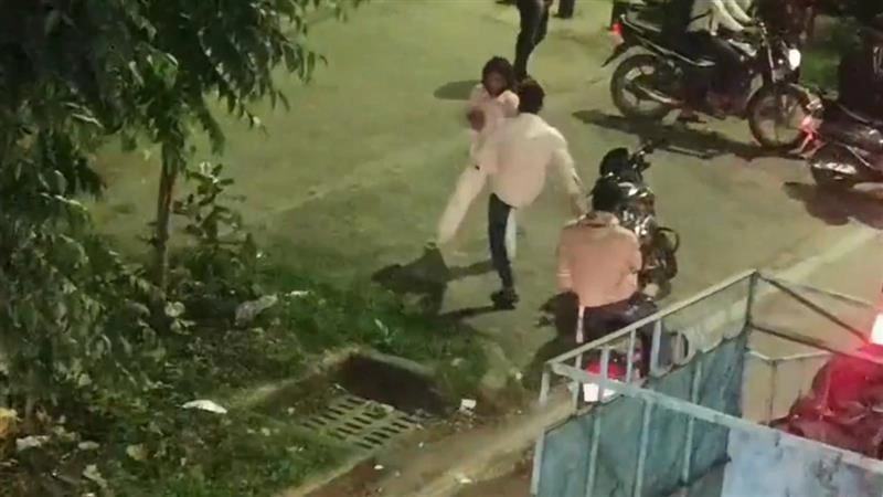 Girl Beaten By Man Video: শহরের ব্যস্ত রাস্তায় পেটানো হচ্ছে তরুণীকে, লাথি, ঘুষিঁতে জেরবার অসহায় মেয়ে, দেখুন শিউরে ওঠা ভিডিয়ো