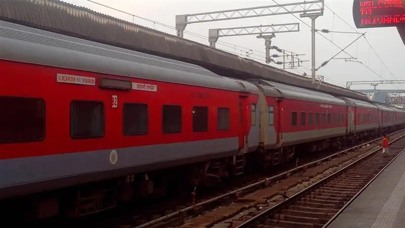 Indian Railway's No Food Option? দূরপাল্লার ট্রেনে থাকছে না 'নো ফুড অপশন'? আইআরসিটিসির নয়া নিয়মে আরও বেশি টাকা খসবে এবার যাত্রীদের?