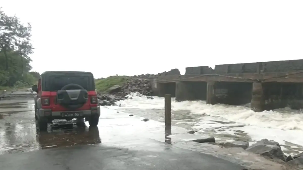 Cyclone Montha Update: ঘূর্ণিঝড়ের দাপটে উত্তাল সমুদ্র, বঙ্গোপসাগরের ঢেউয়ের আঘাতে ভেঙে পড়ল রাস্তাঘাট, দেখুন মন্থার প্রভাব