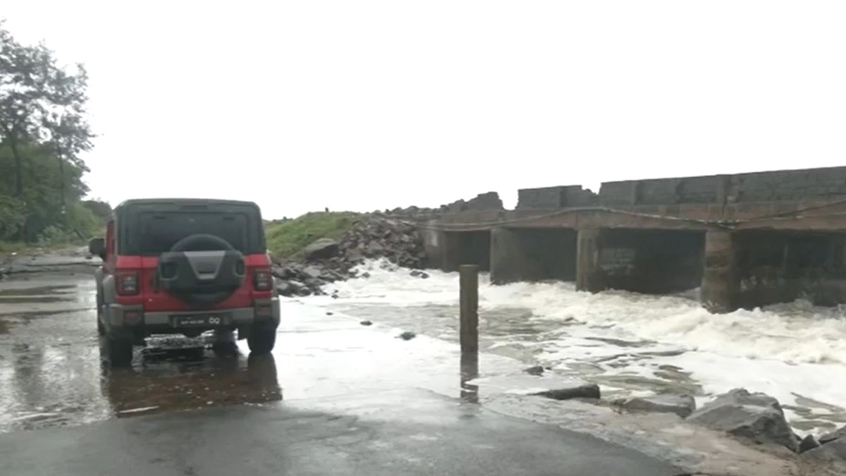 Cyclone Montha Update: ঘূর্ণিঝড়ের দাপটে উত্তাল সমুদ্র, বঙ্গোপসাগরের ঢেউয়ের আঘাতে ভেঙে পড়ল রাস্তাঘাট, দেখুন মন্থার প্রভাব