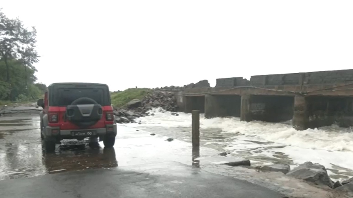 Cyclone Montha Update: ঘূর্ণিঝড়ের দাপটে উত্তাল সমুদ্র, বঙ্গোপসাগরের ঢেউয়ের আঘাতে ভেঙে পড়ল রাস্তাঘাট, দেখুন মন্থার প্রভাব