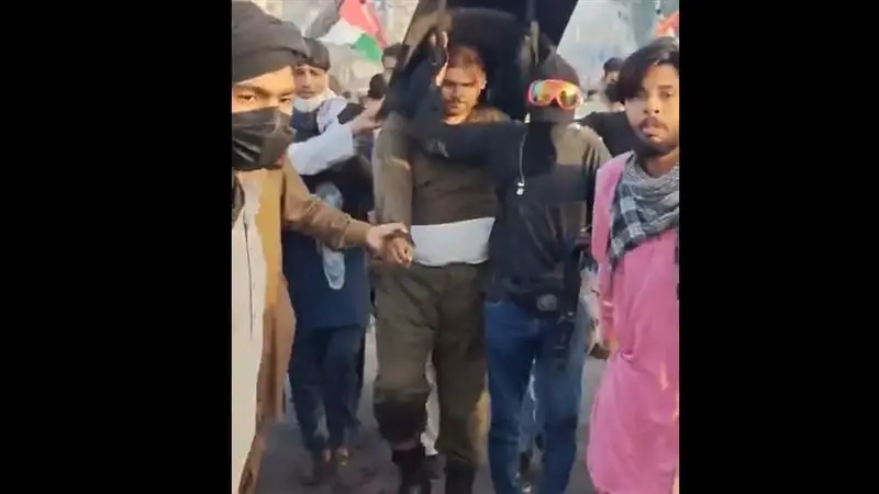 Pakistan Is Burning Video: ঘরে, বাইরে মার খাচ্ছে পাকিস্তান, পাক পুলিশকে টেনে হিঁচড়ে নিয়ে যাচ্ছে ইসলামাবাদের 'পোষা' জঙ্গিরা, দেখুন ভিডিয়ো