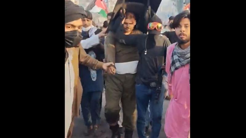 Pakistan Is Burning Video: ঘরে, বাইরে মার খাচ্ছে পাকিস্তান, পাক পুলিশকে টেনে হিঁচড়ে নিয়ে যাচ্ছে ইসলামাবাদের 'পোষা' জঙ্গিরা, দেখুন ভিডিয়ো