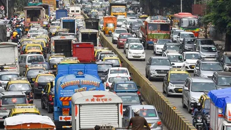Maharashtra Traffic Jam: ১২ ঘণ্টা ধরে যানজট, জল, খাবার ছাড়া জ্যামে আটকে ৫০০ পড়ুয়া