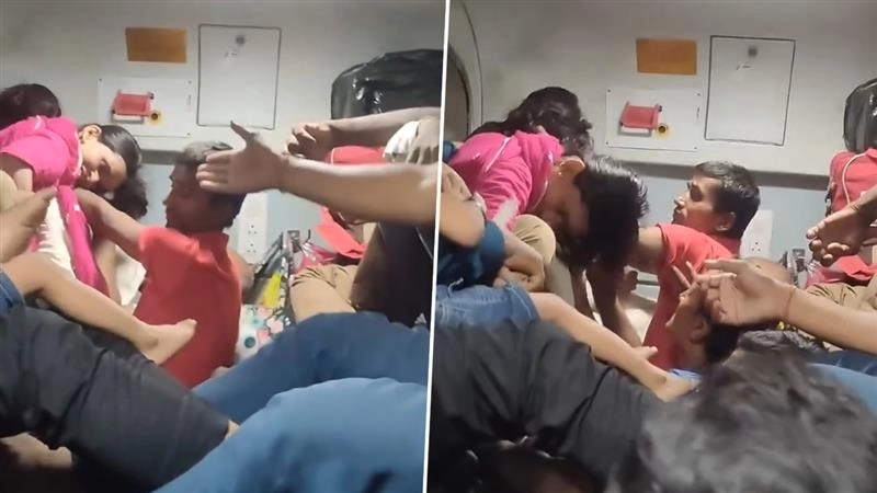 Viral Video: ট্রেনে উঠে মহিলা যাত্রীর সঙ্গে মারপিট, চুলোচুলির ভিডিয়ো ভাইরাল
