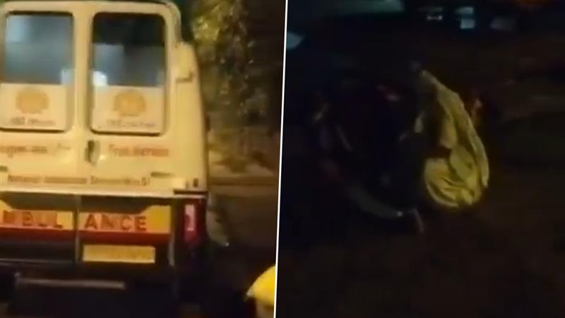 Woman Delivers Baby On Road Video: কাদার মাঝে নামিয়ে দিল অ্যাম্বুলেন্স, ঘন অন্ধকার রাস্তায় সন্তান প্রসব মহিলার, দেখুন সেই মর্মান্তিক ভিডিয়ো